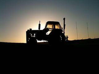  photo 640px-Sunset_tractor_silhouette.jpg